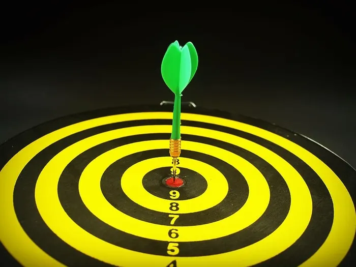 绿色，飞镖针，飞镖靶心，准确度，达成，成就，目标，瞄准