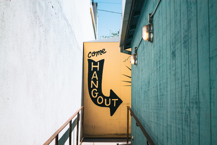 来到teal Wood building附近的悬挂标牌