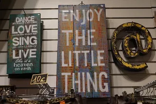 标志、标语、木板、建筑、建筑结构、通信、文字、建筑外部