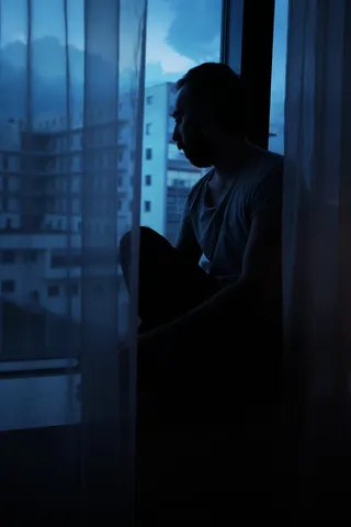 白俄罗斯，明斯克，坐着，窗户，窗帘，放松，男人，建筑物