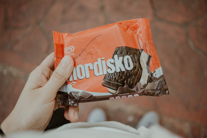 拿着 Nordisko 饼干包的人