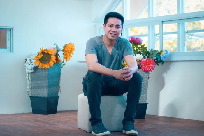 房间里坐着白色软垫的男人