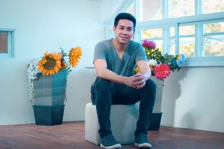 房间里坐着白色软垫的男人