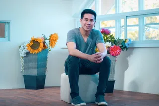 房间里坐着白色软垫的男人