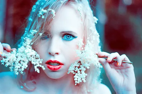 女人，红色，口红，拿着，白色，有花瓣的花，带花的女孩，照片