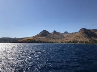 度假，光线反射，海，山，天，自然之美，水，蓝色