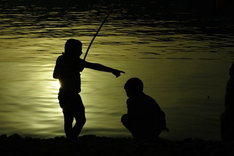 剪影，民间，海洋，背光，黎明，逆光，太阳能，两个人