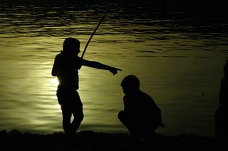 剪影，民间，海洋，背光，黎明，逆光，太阳能，两个人