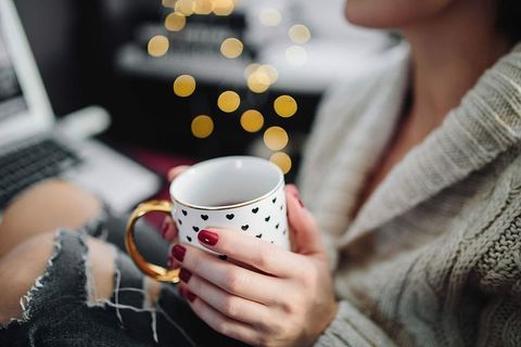 在家庭办公室喝热茶的女人