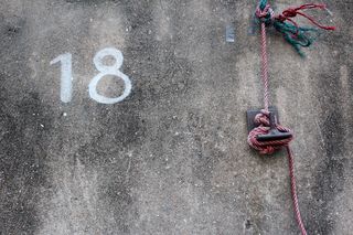 18，18，数字，墙，灰色，无人，天，绳子