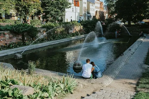藤蔓覆盖的旧建筑