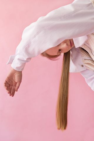 穿着白色和灰色夹克的女人