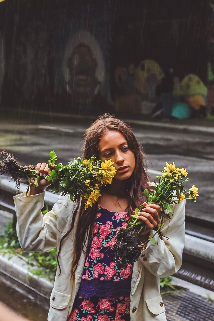 拿着黄菊花的女人