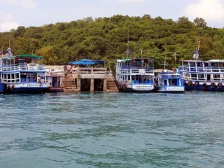 停靠在泰国Koh Samet岛的渡轮