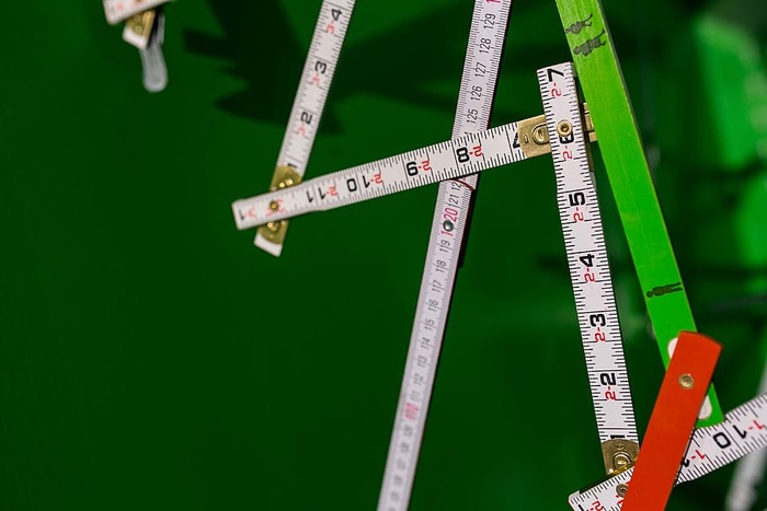 绿色背景上的可拆卸木制尺子