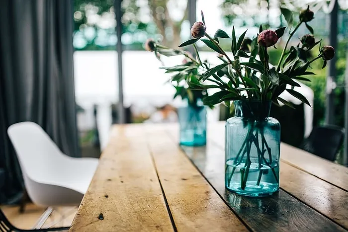 带有餐桌和椅子的现代室内设计