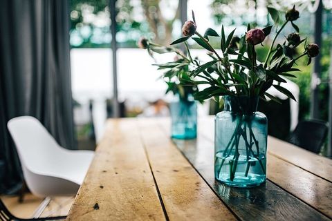 带有餐桌和椅子的现代室内设计