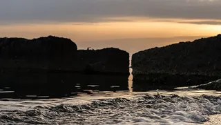 海、石头、巨石、冲浪、涌潮、水、天空、风景——自然