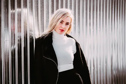 靠墙的女人 靠墙的女人