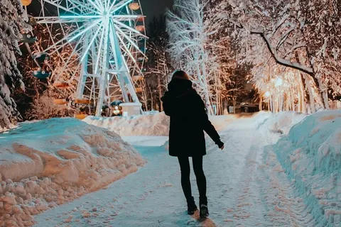 走在小路上的女人