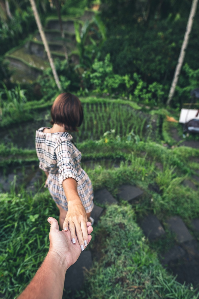 男人牵着下楼的女人的手