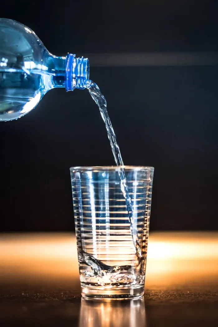 水，来了，瓶子，玻璃杯，欲望，矿泉水，瓶装水，液体