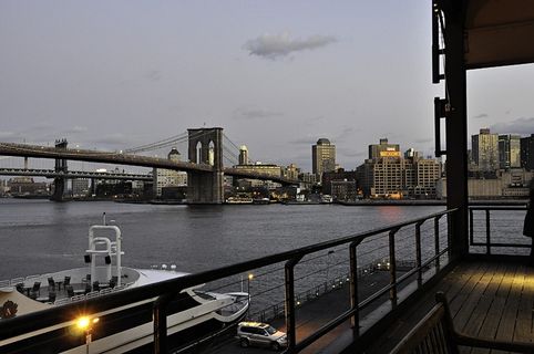 城市建筑物附近的悬索桥