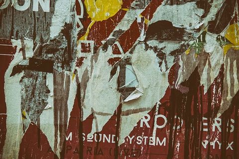 在法国巴黎，从墙上的一些海报和传单上捕捉到了撕破的纸张纹理。用佳能6D拍摄的图像