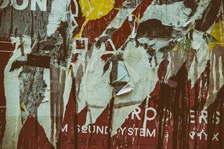 在法国巴黎，从墙上的一些海报和传单上捕捉到了撕破的纸张纹理。用佳能6D拍摄的图像