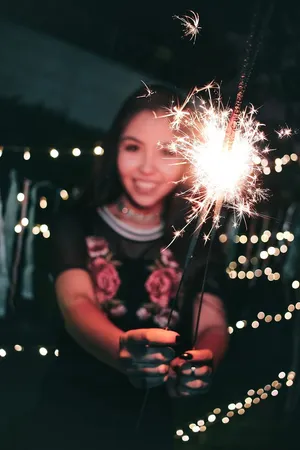 拿鞭炮的女人