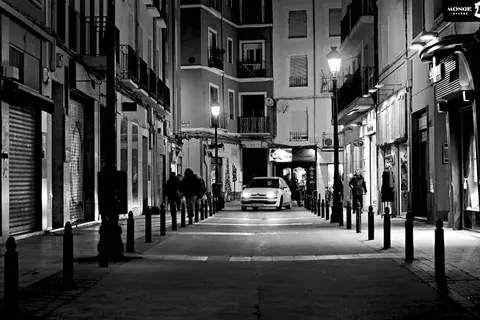 灰度照片，白色，汽车，路过，小岛，被包围，建筑物，夜晚