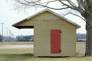 路边的一座小建筑，用来卖农产品。