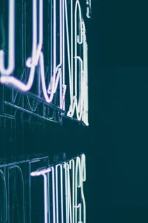 特写摄影、led、灯光、转弯、白色、霓虹灯、标牌、深色