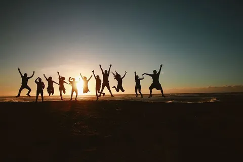 黄金时代人群跳跃的剪影摄影 黄金时代人群跳跃的剪影摄影