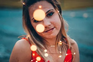 浅焦照片，一名身穿红色意大利面束带上衣的女子