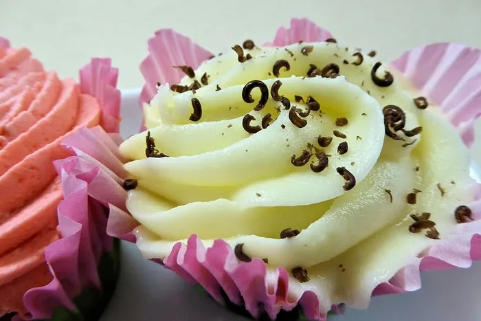 纸杯蛋糕、黄色糖霜、巧克力片、甜食、食品、甜点、食品和饮料、新鲜度