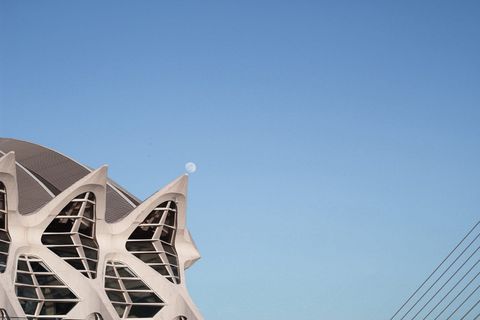 灰白色混凝土穹顶建筑