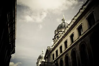 天空、云、建筑、石头、墙、拱门、窗户、建筑外部