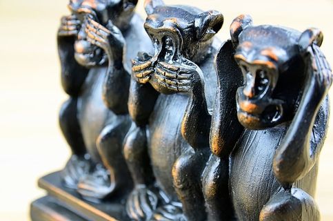 三只猴子，三只聪明的猴子，古老的图标，我看不到邪恶，我听不到邪恶，我说不出邪恶，木雕，雕塑