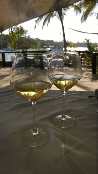 眼镜、葡萄酒、白葡萄酒、餐车、酒精、点心、食品和饮料、玻璃