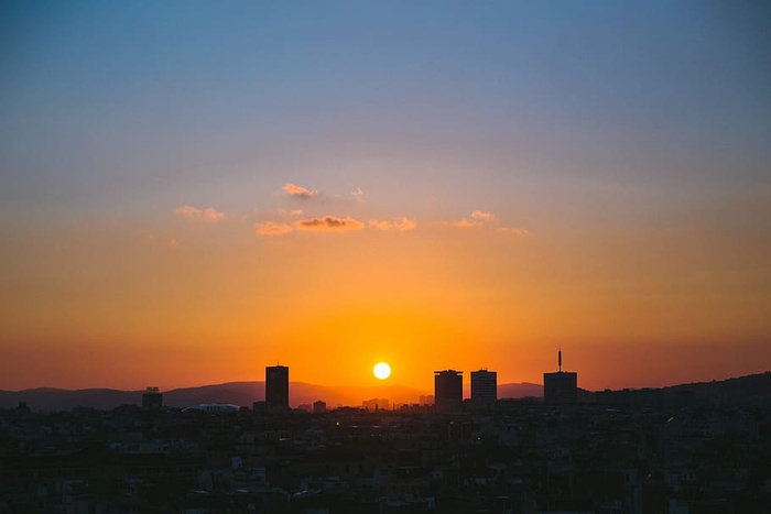 日落时城市上空五颜六色的天空