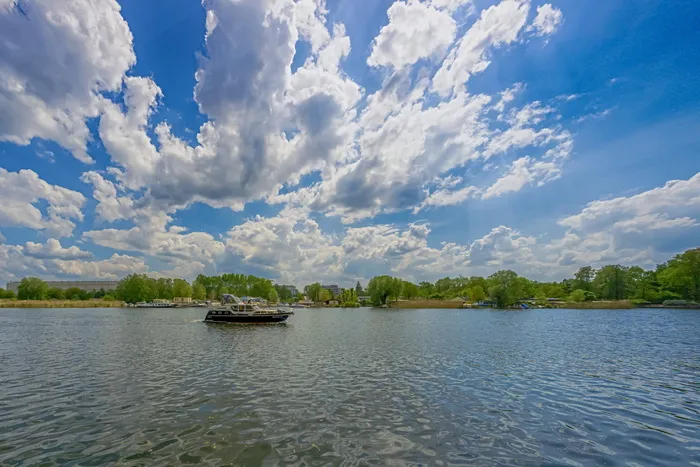 柏林，科佩尼克，狂欢，河流，河岸，云，天空，靴子