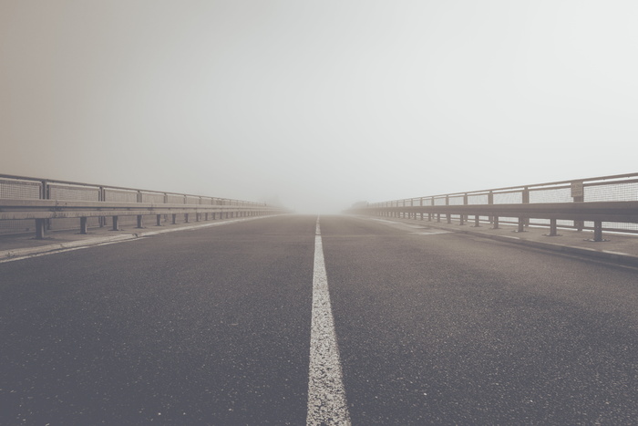 中间，空旷，道路，雾气，街道，沥青，桥梁，天空