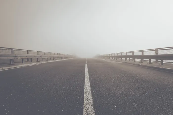 中间，空旷，道路，雾气，街道，沥青，桥梁，天空