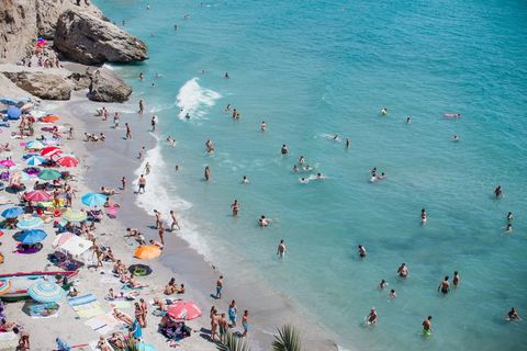 人们在海滩上游泳的航空摄影