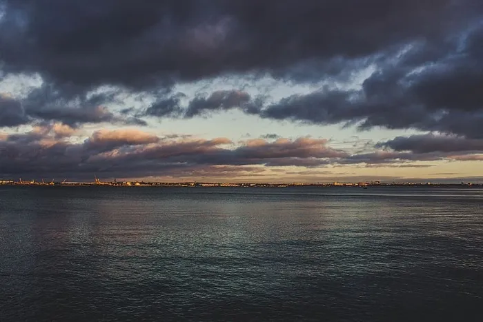 紫色多云天空中的水体