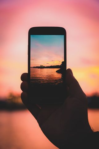 手持智能手机的人