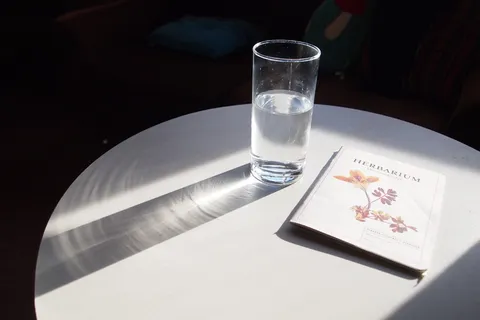 玻璃,水杯,太阳,阴影,反射,小册子,桌子,饮水杯 玻璃,水杯,太阳,阴影,反射,小册子,桌子,饮水杯