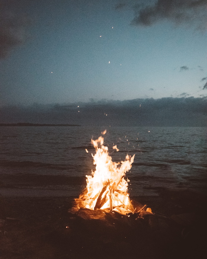 夜间海岸附近的篝火