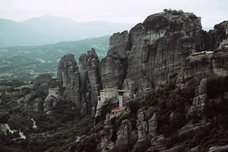 悬崖上建筑物的航空摄影